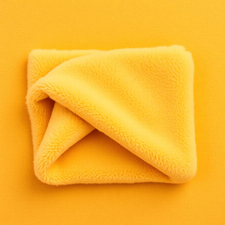 Zachte mosterdgele fleece stof, opgevouwen